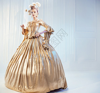 位穿着金色维多利亚礼服的高贵女人的肖像图片