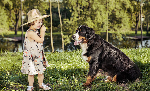 个可爱的小女孩只友好的狗的肖像图片