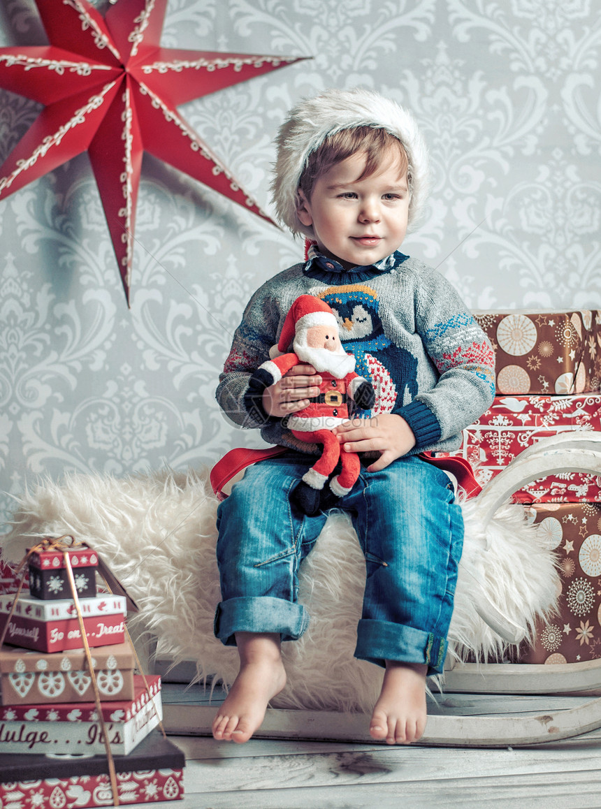 快乐的孩子坐圣诞雪橇上图片