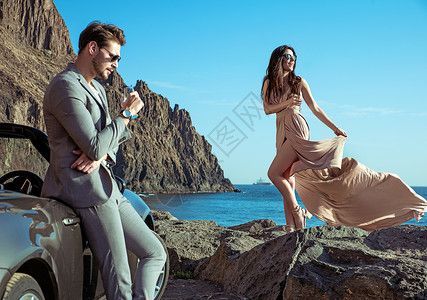 年轻优雅的夫妇海边放松图片
