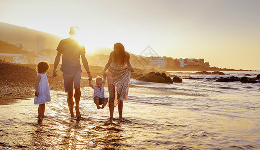 快乐的家庭海滩上玩得开心,夏天的肖像图片