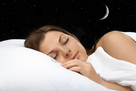 睡着的女人的肖像着星空,水平图片