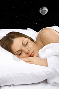 女人睡白色的床上,靠夜空月亮上图片
