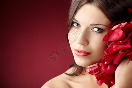 红色花瓣的漂亮女孩的肖像,图片