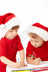 两个戴着圣诞老人帽子的小男孩床单上画画图片