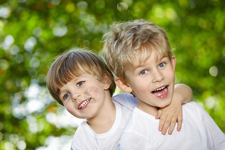 两个快乐的男孩拥抱个夏天的花园里图片