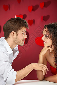 两人红色背景上调情的谈话图片