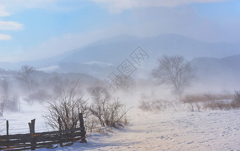 栅栏清瓦罗马尼亚山区暴风雨中的冬田背景