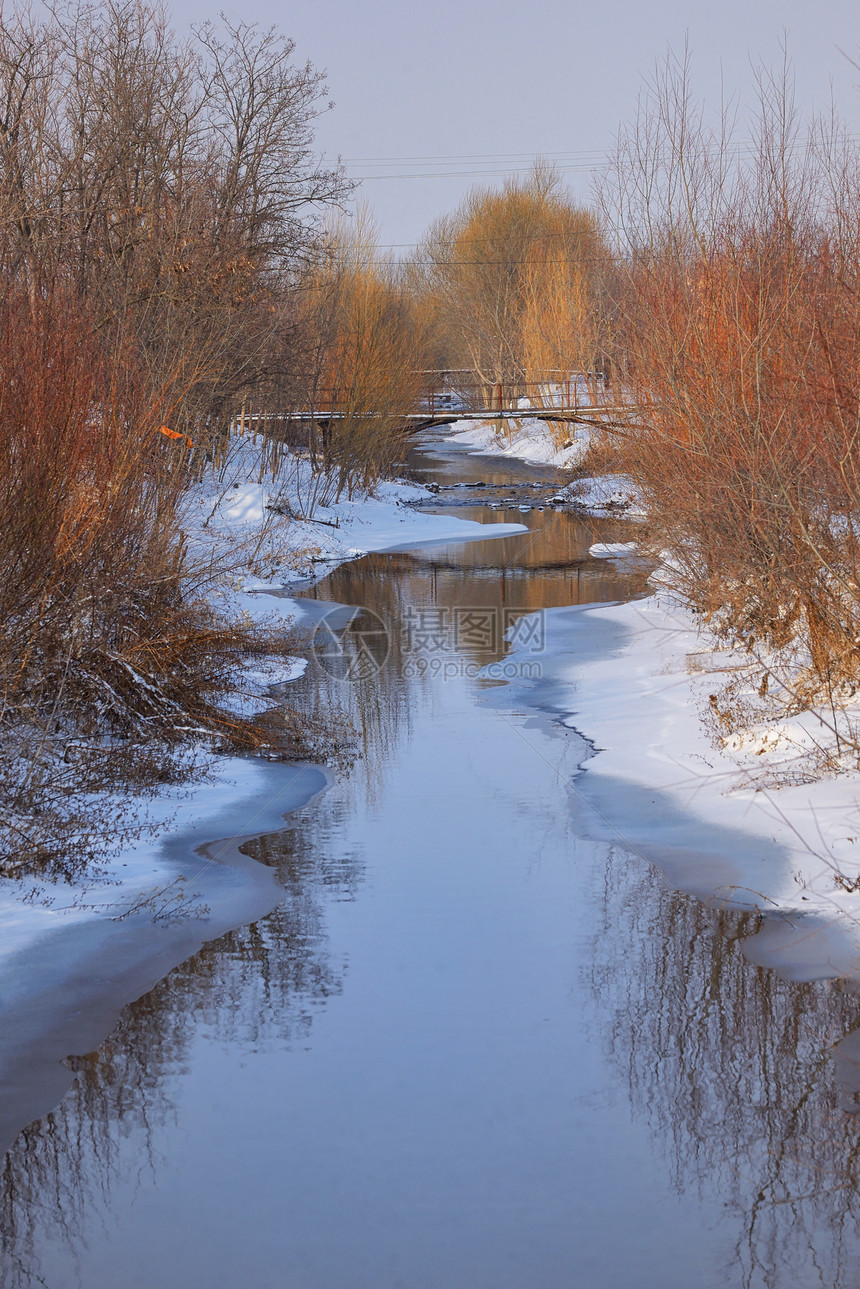 冬季景观与冰冻河流图片