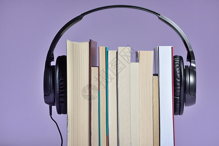 有声书籍与书籍耳机背景图片