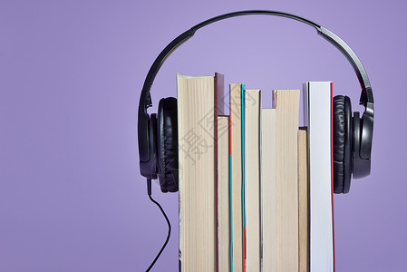 有声书籍与书籍耳机背景图片