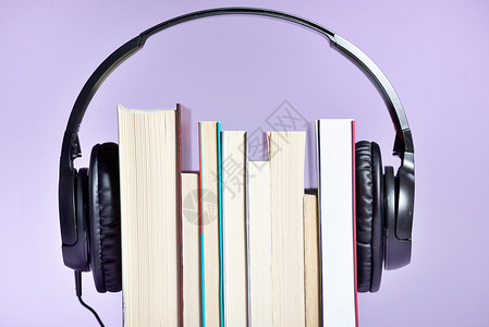 有声书籍与书籍耳机图片
