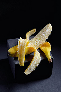 抽象剥离香蕉黑色背景图片