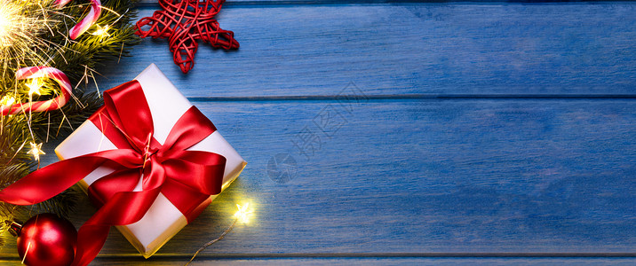 圣诞节或新年礼物与火花节日冷杉树蓝色的桌子晚上圣诞节或新年礼物图片