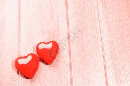 光滑的红心情人节活珊瑚色的木制桌子上珊瑚木桌上的心图片