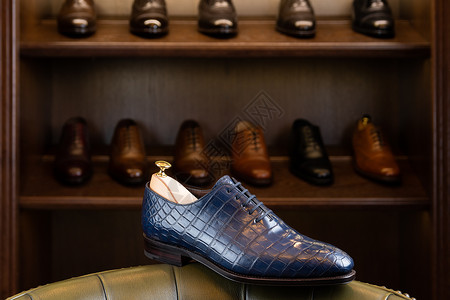 蓝色全纹皮鞋前面的木制展示男鞋精品店男鞋精品店图片