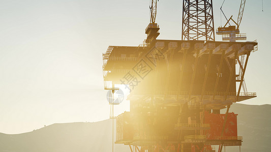 日落时的海上石油平台图片