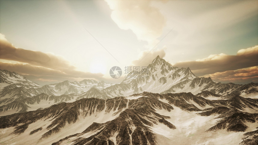 中亚高山全景,日落时有大的岩石墙冰川日落时高山的全景图片