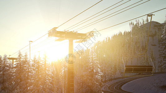 空的滑雪缆车日落时,森林上空的高山上,椅子上的剪影高清图片