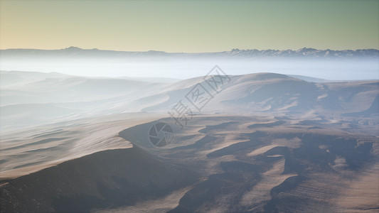 雾中红色沙丘的空中雾中的红色沙丘图片