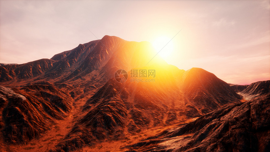 阳光照射山谷里的山脉上阳光照射山谷里的山上图片