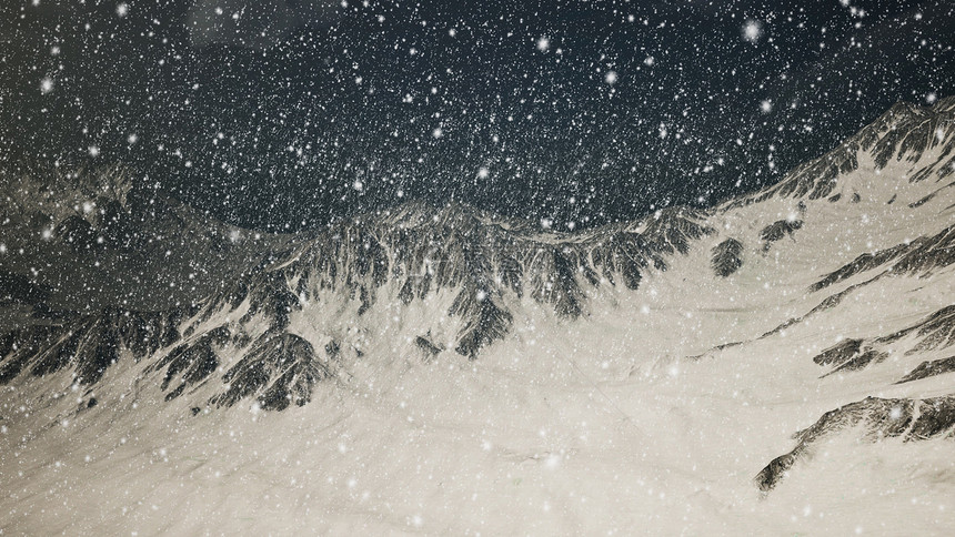 大雪纷飞,聚焦雪花上,群山背景上图片