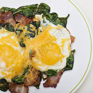 加鸡蛋菠菜培根的培根低碳水化合物高脂肪早餐图片