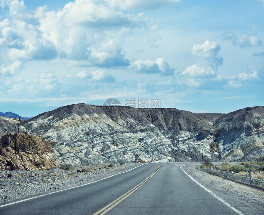 沙漠道路穿过死亡谷公园,加利福尼亚州,美国图片