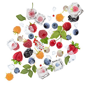 新鲜浆果与冰块分离白色背景图片
