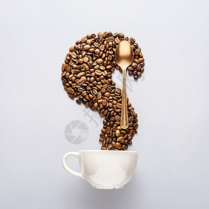 创意食品照片杯咖啡,饮料,豆类金勺餐具灰色背景图片
