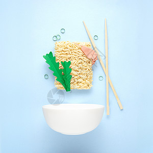 创意食物饮食健康饮食照片,美味拉面面食与虾虾,绿色筷子碗蓝色背景图片