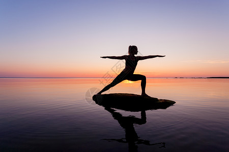 白种人健身妇女日落时海滩上练瑜伽高加索健身妇女练瑜伽图片