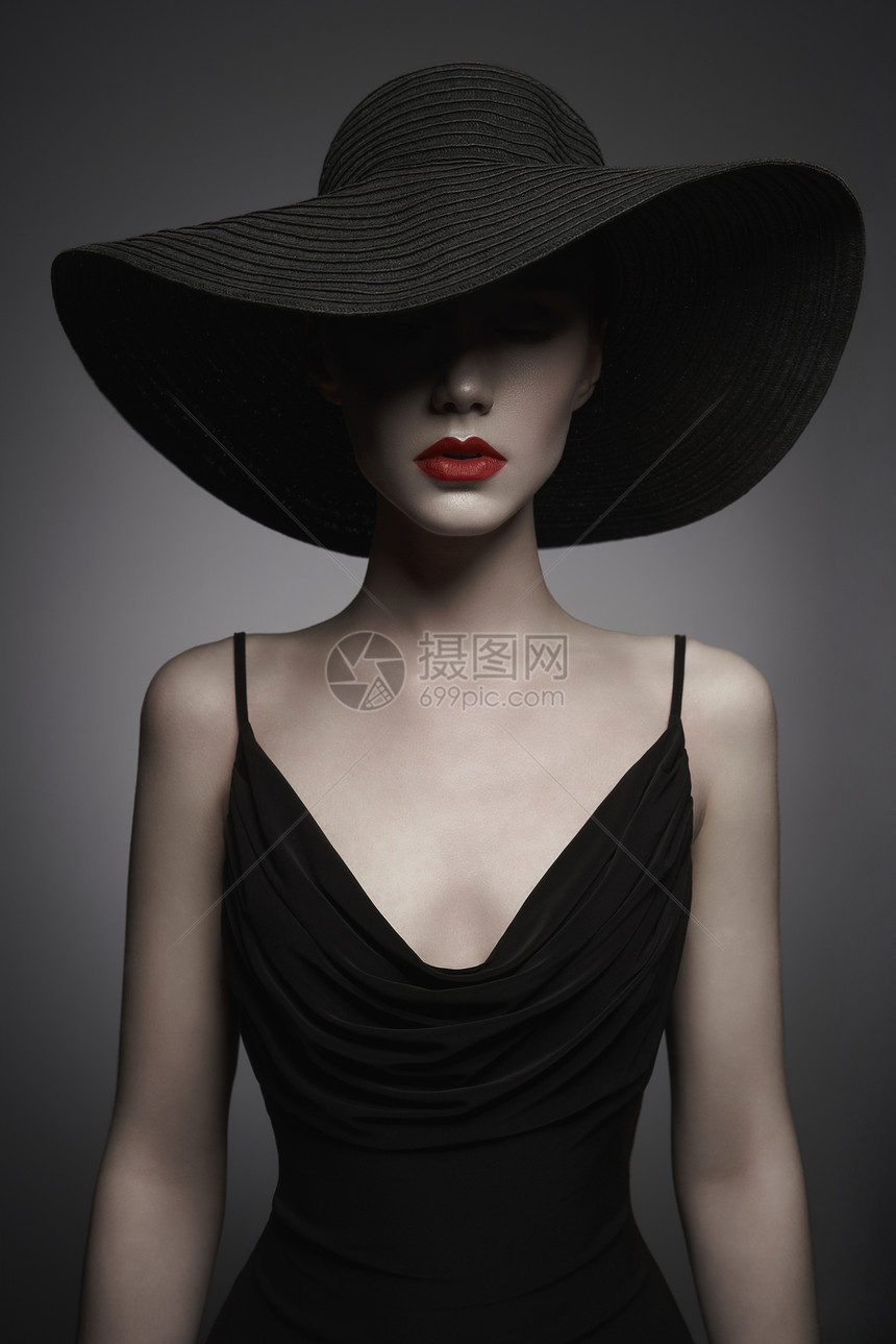 时尚肖像年轻感女士与美丽的黑色帽子晚礼服时尚优雅的女人与现代珠宝灰色背景上漂亮模特的工作室照片图片