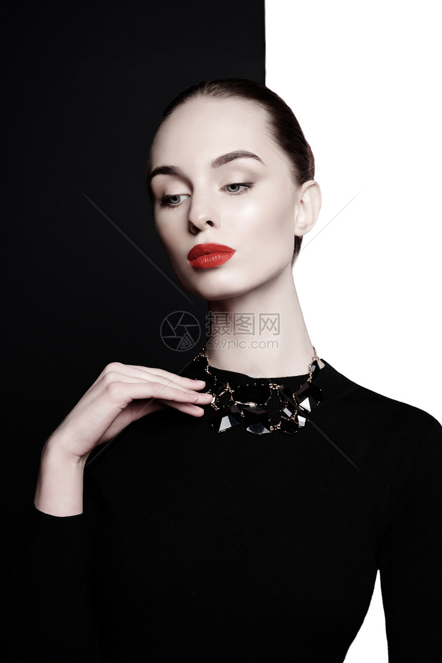 年轻感的女士,黑色时尚的双翼黑白工作室美丽的女人,完美的嘴唇红色的口红姿势摄影时尚模特的时尚肖像图片
