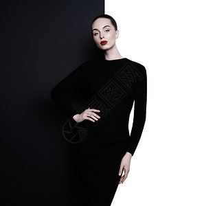 时尚艺术工作室肖像优雅的女人几何黑白背景专业化妆用红色口红时尚的经典连衣裙背景图片