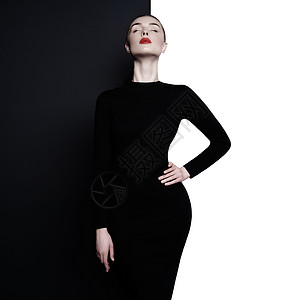 时尚艺术工作室肖像优雅的女人几何黑白背景专业化妆用红色口红时尚的经典连衣裙背景图片