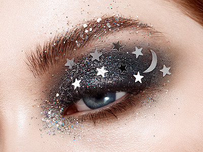 有装饰星星的眼妆女人完美的妆容美容时尚假睫毛化妆品眼影化妆细节眼线用星星创造地弥补夜空背景图片