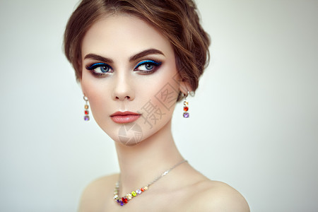 用珠宝描绘美丽的女人时尚化妆品化妆品优雅的发型蓝色化妆箭头美容配饰图片