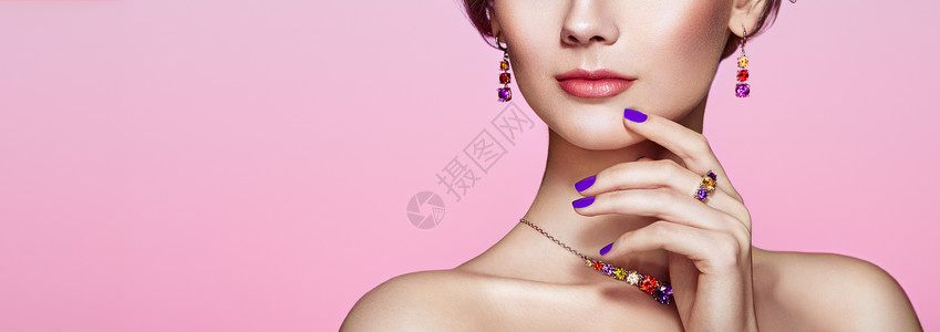 用珠宝描绘美丽的女人模特女孩用紫罗兰指甲修剪指甲美容配饰粉红色口红图片