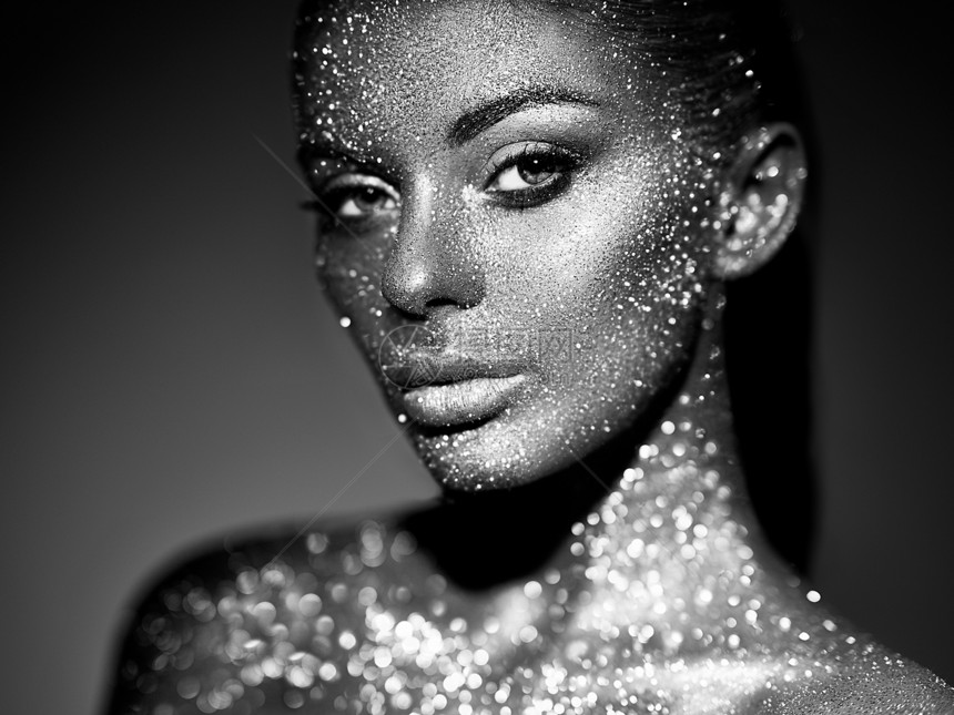 时尚模特女士明亮的火花灯光工作室摆姿势美丽感女人的肖像艺术闪光发光化妆黑白摄影图片