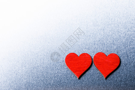 两个木制的红色画情人节的心金属背景上与文本的两颗红色的情人节心图片