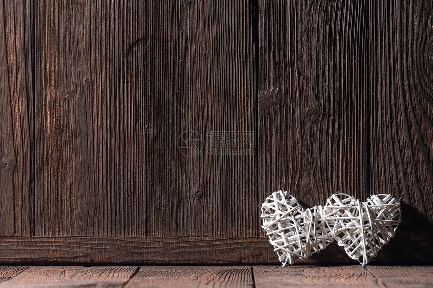 白色柳条心古老的木制背景情人节木制背景上的柳条心图片