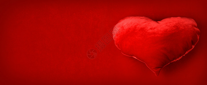 红色枕头心红色织物背景上,情人节红色枕头心背景图片