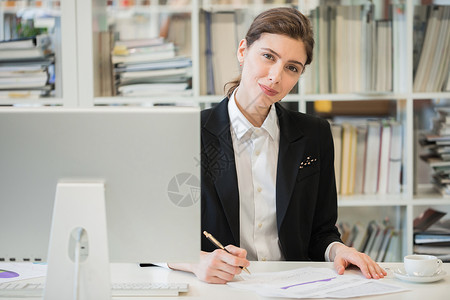 女会计事财务文件计算机工作的商业妇女的肖像商界女肖像背景