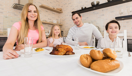 幸福的家庭餐桌上吃烤鸡晚餐家庭晚餐快乐图片