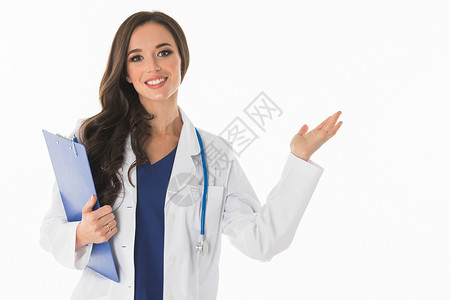 快乐微笑的年轻美丽的女医生空白区域的标志或合作,白色背景女医生空白区域图片