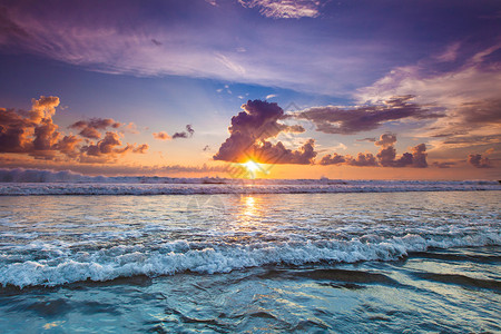 印度尼西亚巴厘岛五彩缤纷的海滩日落辐射的海滩日落高清图片