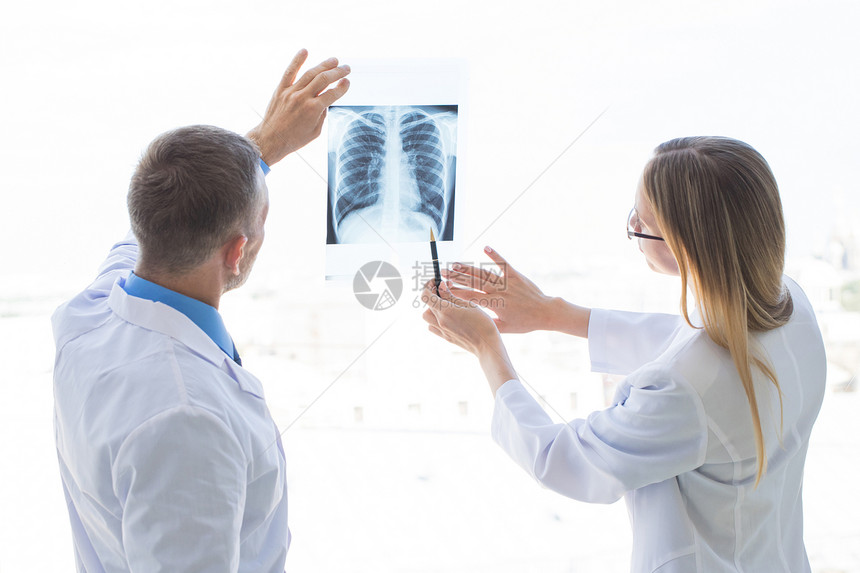 医生诊所或医院看并讨论X光医生讨论X光图片