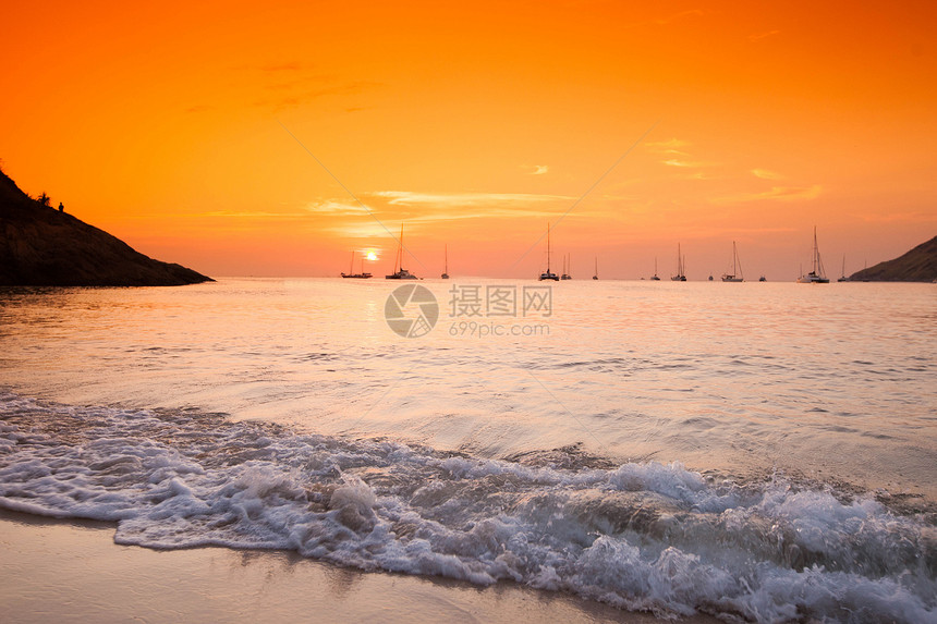 美丽的日落,蔚蓝的大海上有橙色的天空海上日落图片