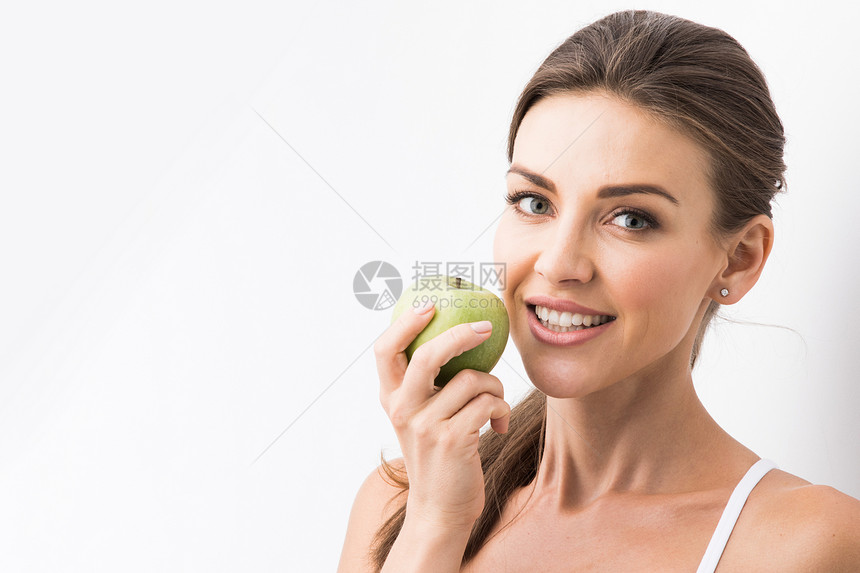 美丽的年轻女人,绿色的苹果特写白色的背景上完美的女人苹果图片